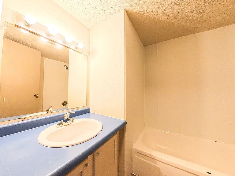 1441 Capitol Ave — Photo 2
