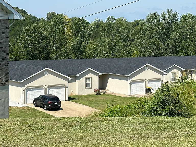 1406 Windcrest Ct — Photo 2