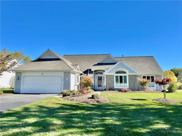 4 Niblick Ct, Penfield, NY 14526