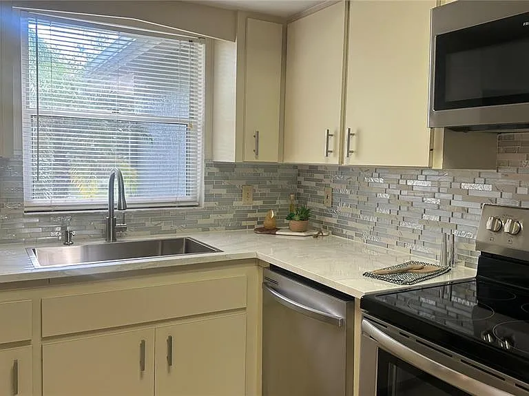 2193 Cork Oak St E — Photo 14