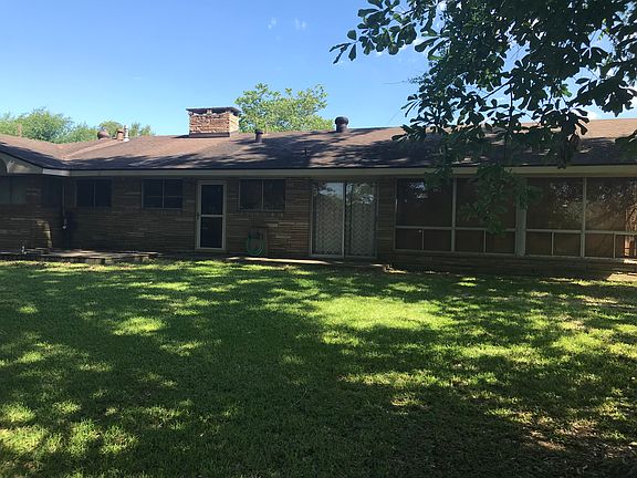 3rd image of 901 Garden Ln