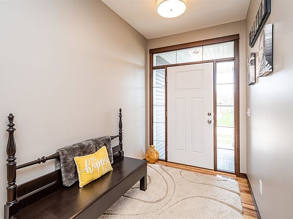 3rd image of 404 Whispering Willow Ln