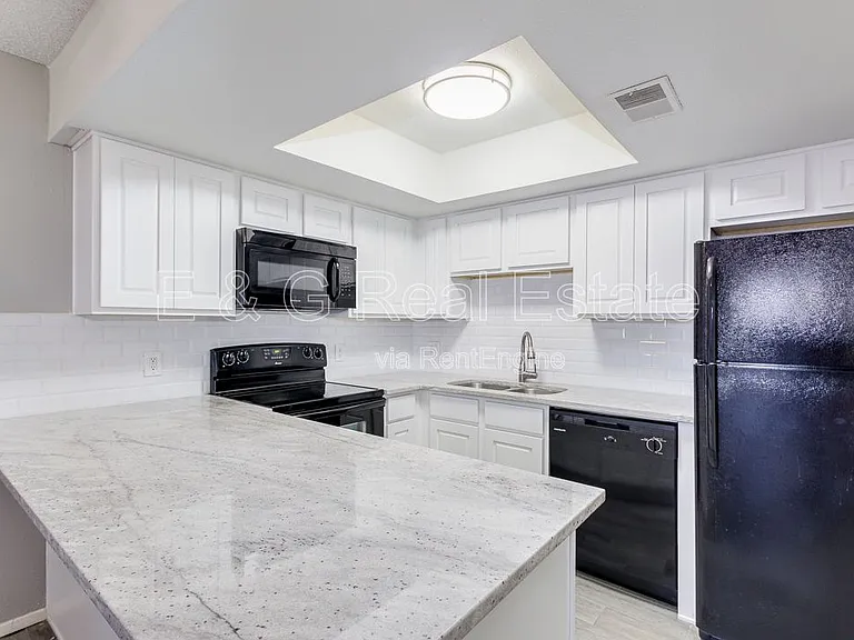 2149 E 10th St #3 — Photo 1