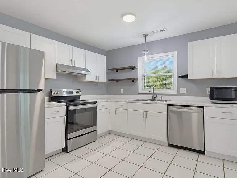 305 W Willowood Ln — Photo 18
