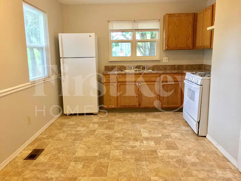 2275 Glenoro Dr — Photo 7