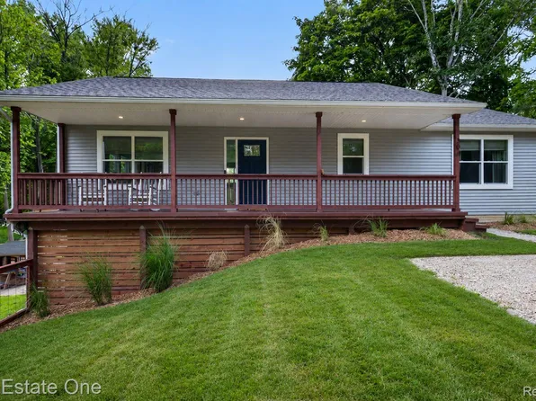 206 S Saint John Rd, Highland, MI 48357