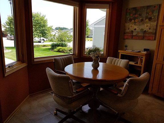 Eat-in Kitchen/Bay Window