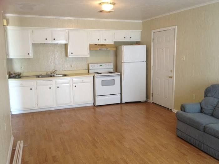 KITCHEN/LIVING ROOM