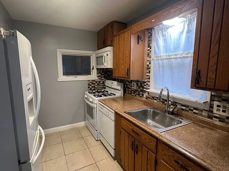 2518 Linwood Rd — Photo 8