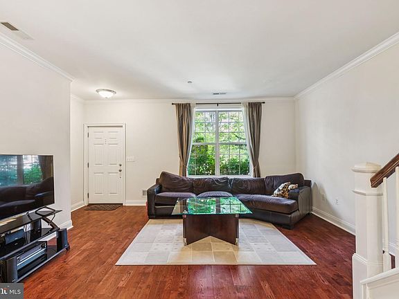 3rd image of 105 Commodore Ct