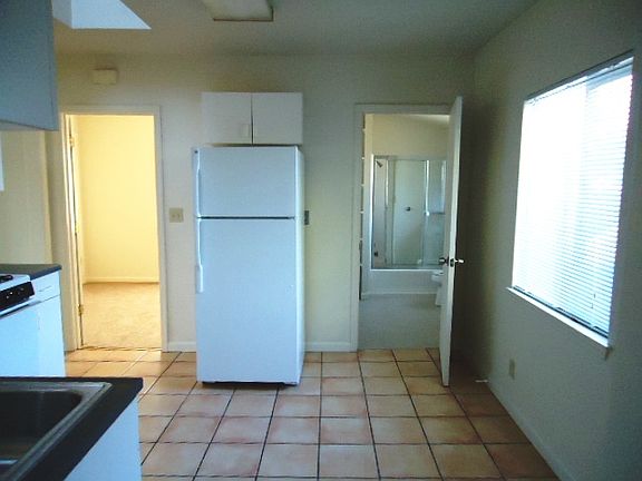 4th image of 200 Illinois St APT B