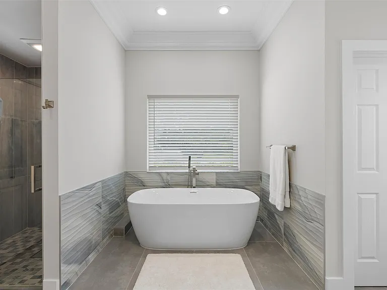 9010 Gardens Glen Cir — Photo 8
