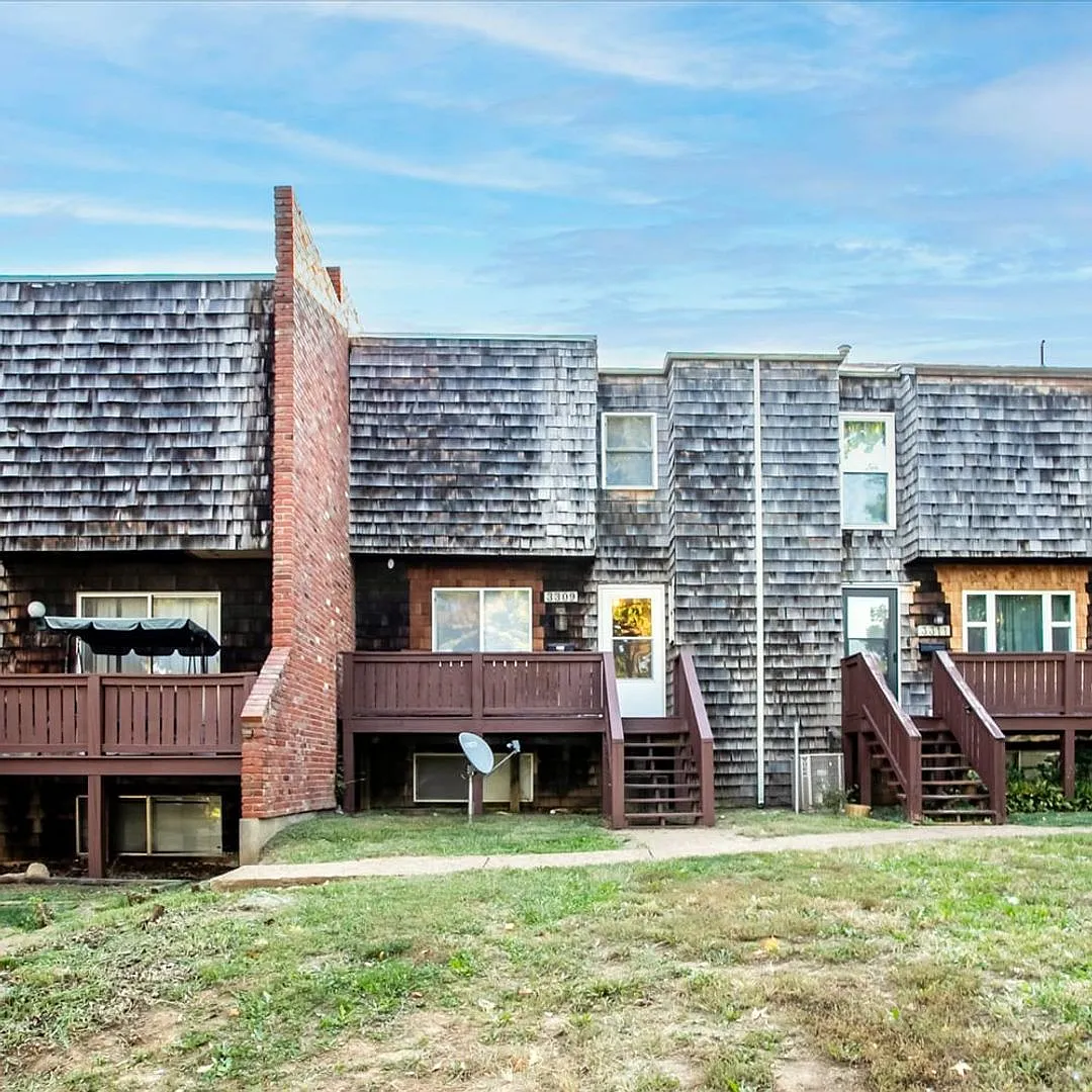 Looking for a spacious and comfortable townhouse in a convenient location? Look no further than 3... — Photo 2