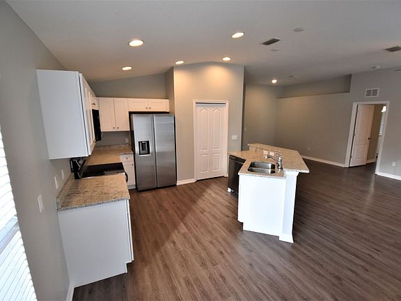 5th image of 2177 Boxwood St