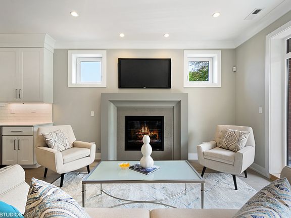 5th image of 2046 W Foster Ave #2