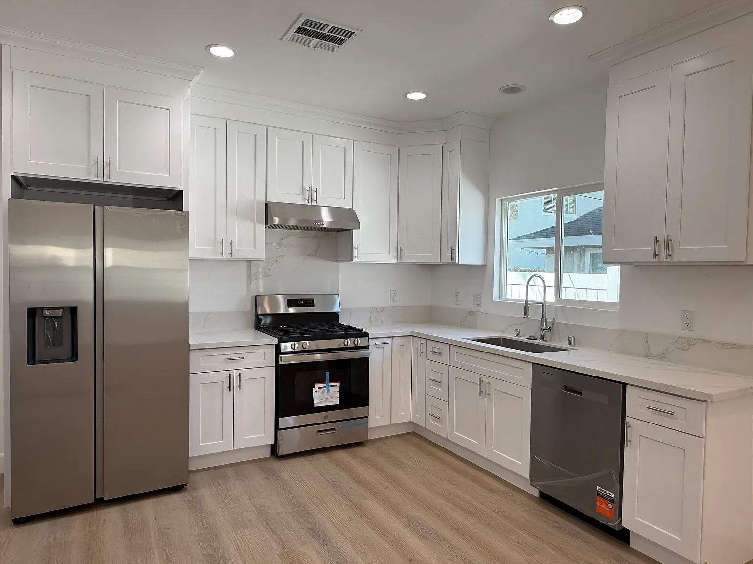 3 bed, 1000 sqft, $3,800 — Photo 2