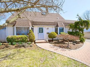 113 Cotton Ln, Levittown, NY 11756