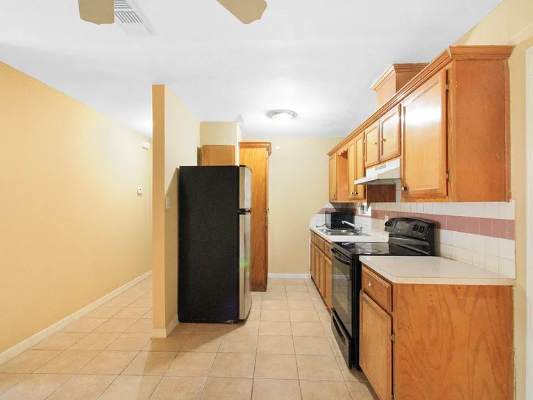 1113 S Vermont Ave — Photo 4