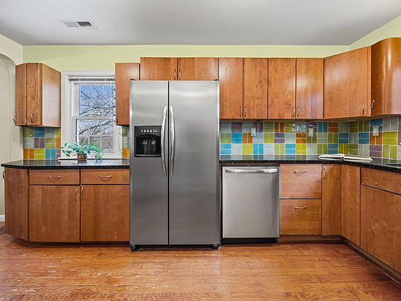 4th image of 327 Forest Hill Dr