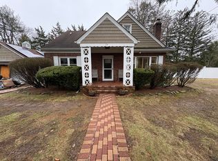 24 Ormond St, Dix Hills, NY 11746