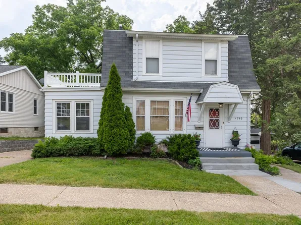 1745 Auburn St, Dubuque, IA 52001