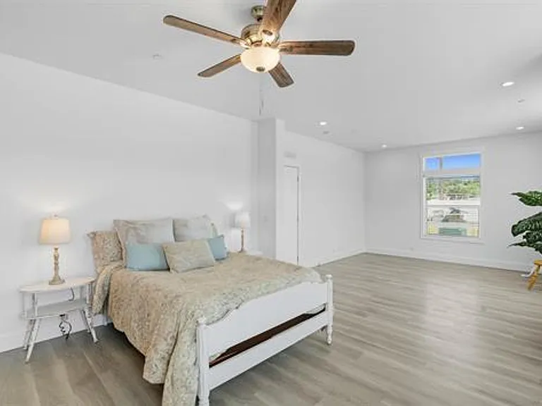 2080 Curtis Dr — Photo 10