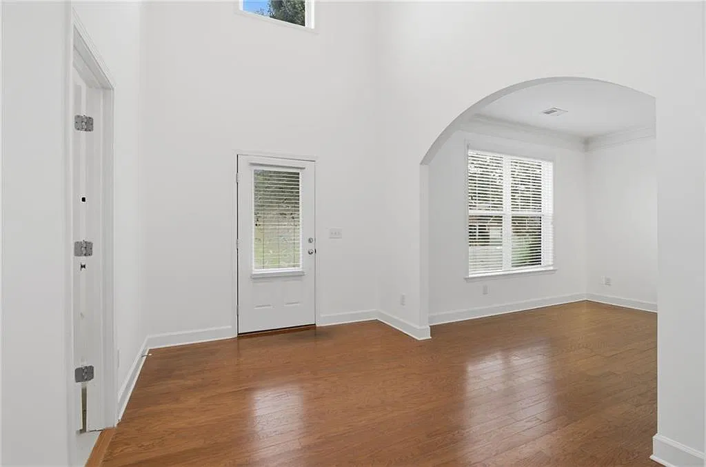4 bed, 3.0 bath, 2910 sqft, $2,700 — Photo 2