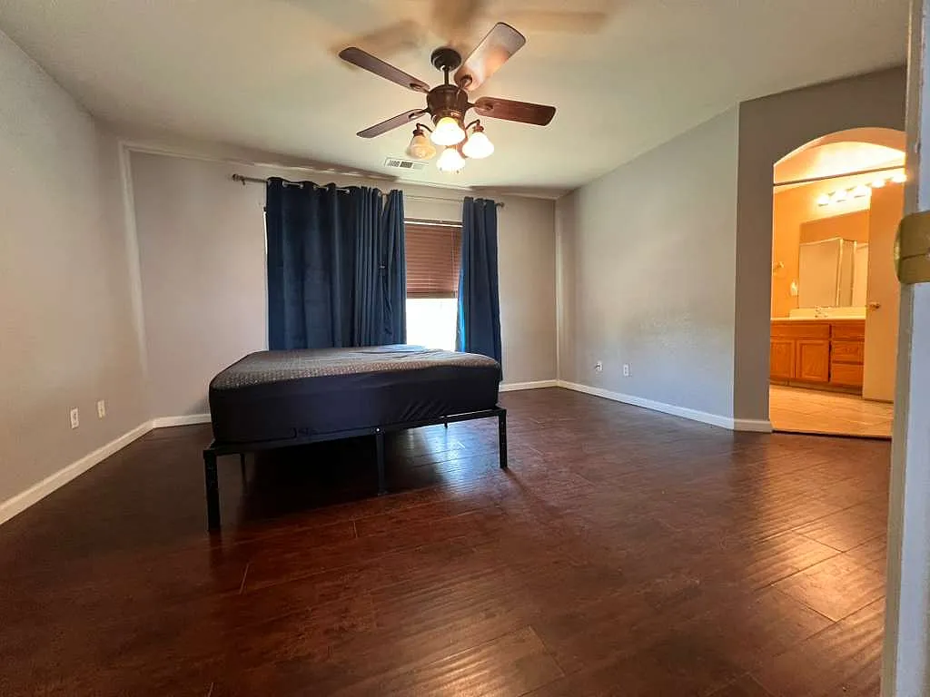 5 bed, 2489 sqft, $900 — Photo 2