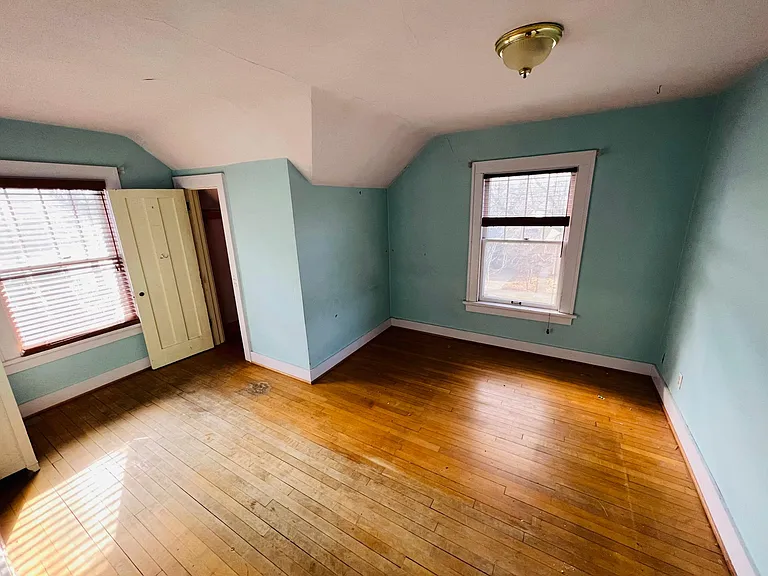 702 Leonard St — Photo 9