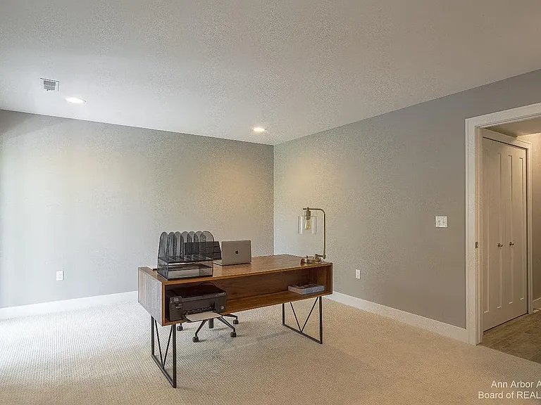 2563 W Towne St — Photo 20