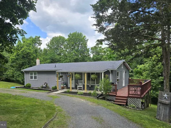 36 Hampshire Ln, Berkeley Springs, WV 25411