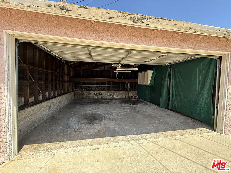 5908 S Fairfax Ave — Photo 23