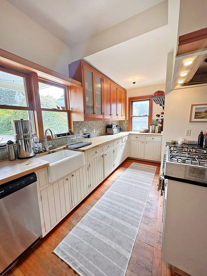 Spacious 8-Bedroom House Near UVM 132 North Willard Street, Burlington, VT — Photo 3