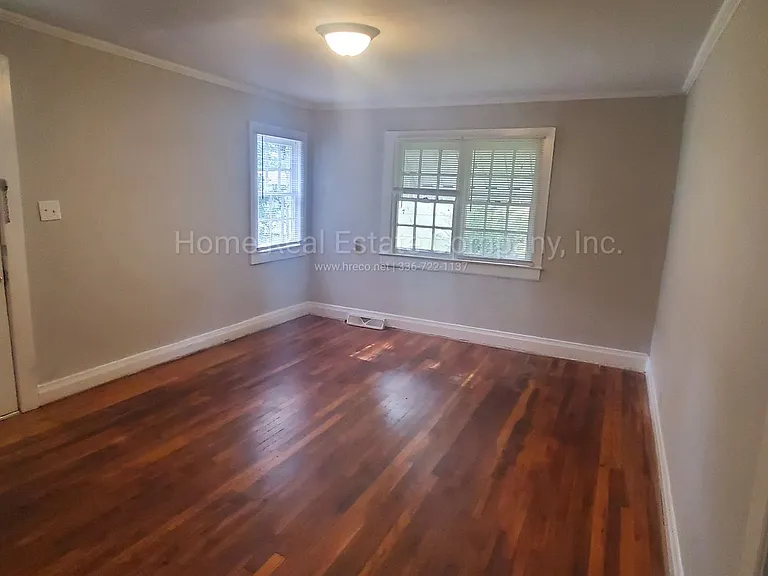 2705 Ludwig St — Photo 2