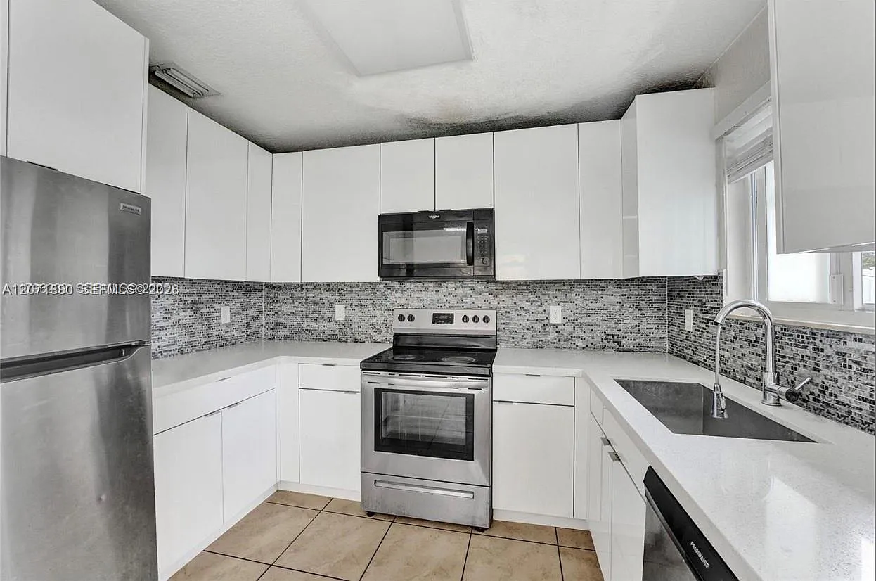 3 bed, 2.0 bath, 1100 sqft, $3,200 — Photo 1