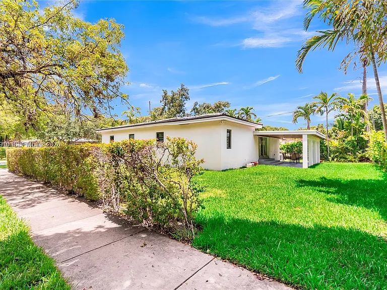 1015 Pizarro St — Photo 33