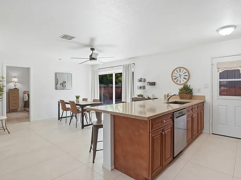 313 E Riviera Dr — Photo 6