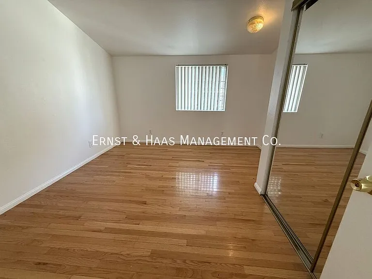 4723 Blackthorne Ave — Photo 21
