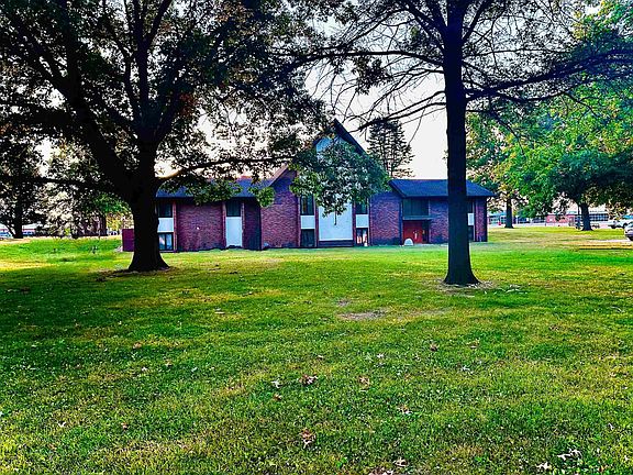 5th image of 409 S Park Lane Dr