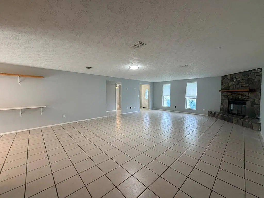 3 bed, 2.0 bath, 1744 sqft, $1,800 — Photo 3