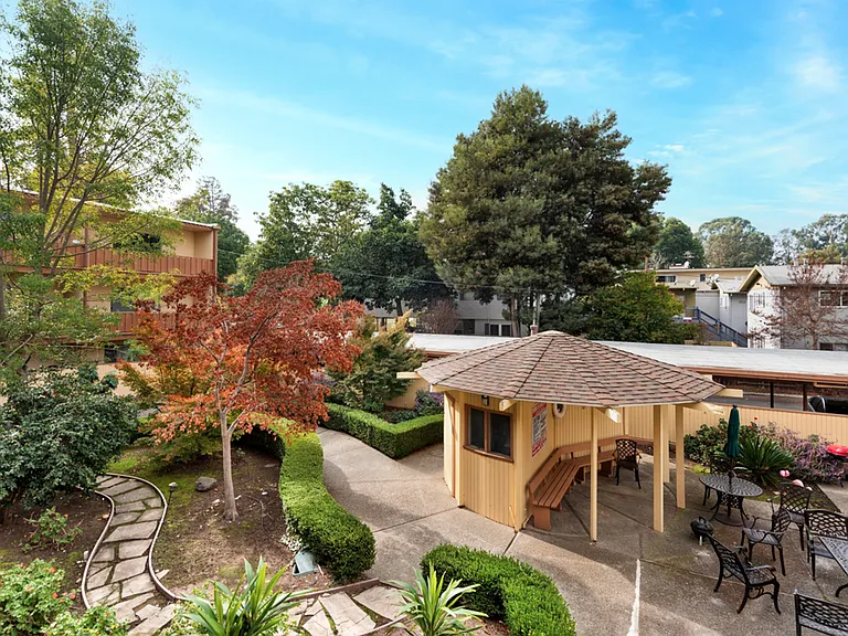 Stanford Garden Apartments — Photo 29
