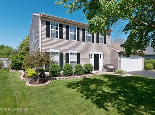 970 Old Meadow Ct, Carol Stream, IL 60188