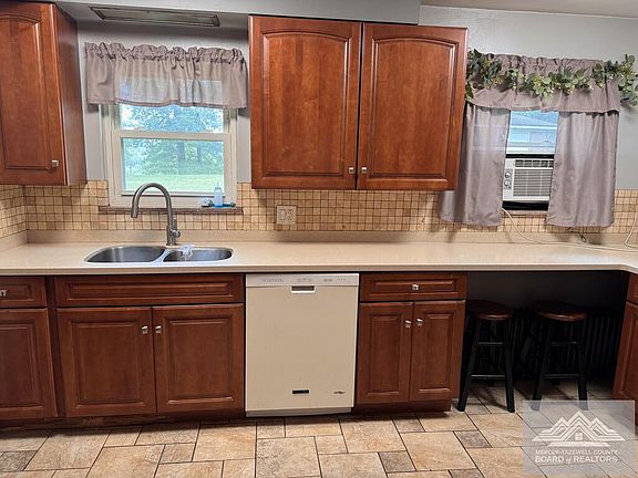 3rd image of 217 Oakdell Ave