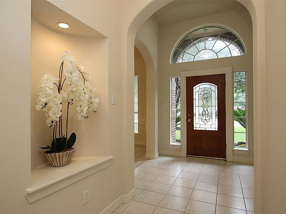 Lovely art niche for an eye catching display in the entry way.