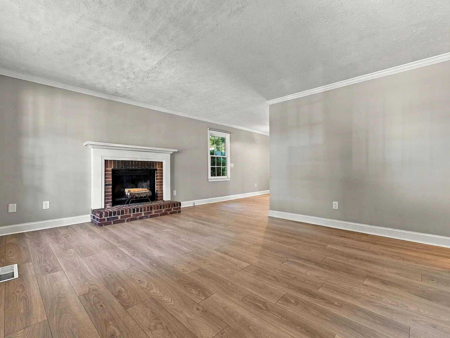 3 bed, 1161 sqft, $2,400 — Photo 4