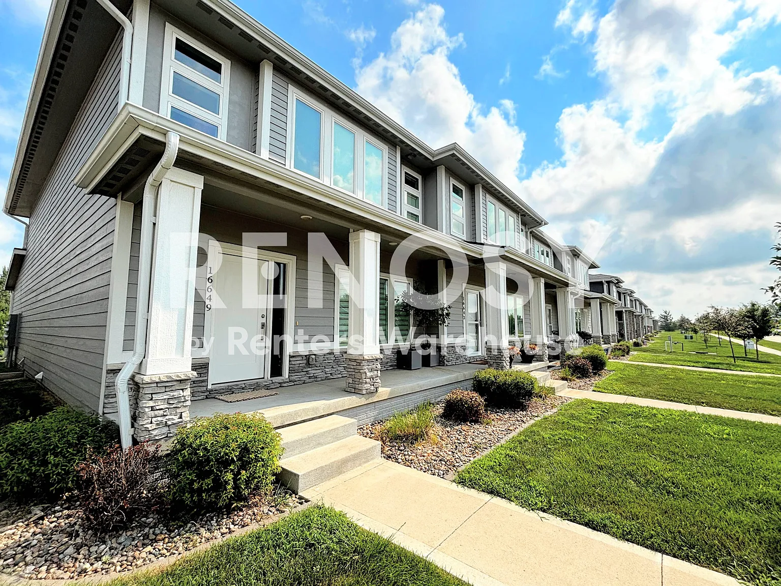 Stunning 3 Bedroom Townhome for Rent — Photo 2