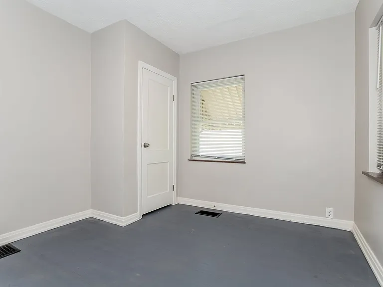 1947338_025_bedroom_13097319.jpg