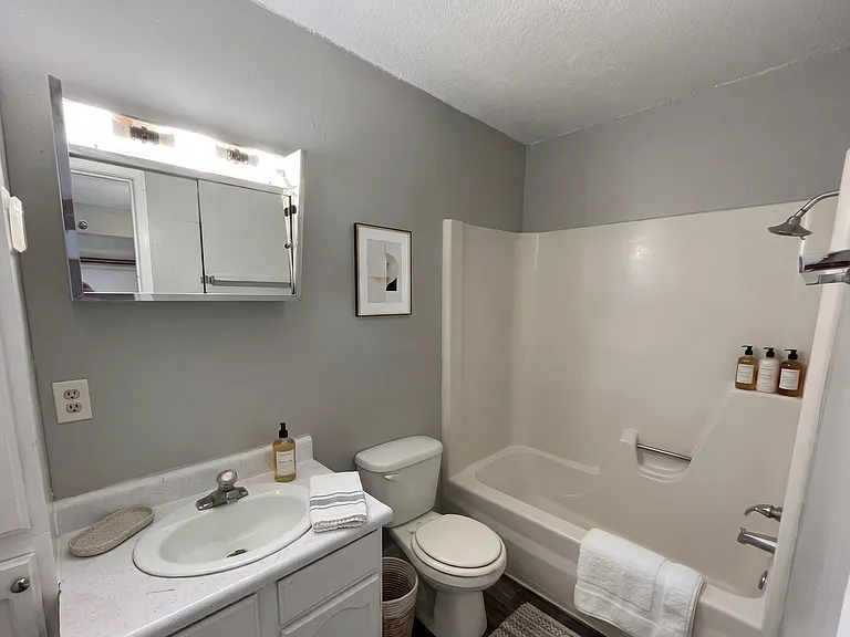 130 Sherwood Ct — Photo 4