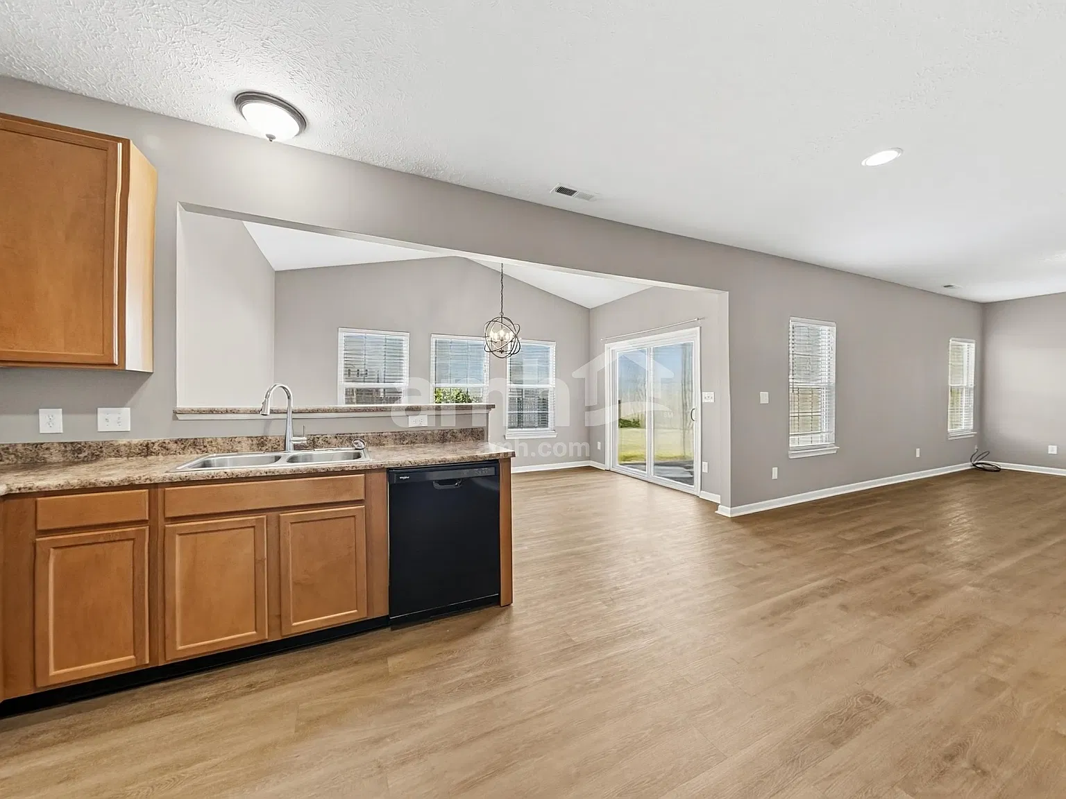 3 bed, 2.5 bath, 2384 sqft, $2,175 — Photo 3