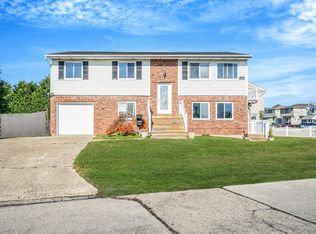 4 Bay Place, Lindenhurst, NY 11757